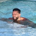 Ricky Martin Instagram - Feliz de estar de vuelta en La Romana. Siempre que vengo me doy un chapuzón en el Río Chavón y cosas buenas pasan en mi vida y y/o mi carrera ¿verdad @amagerman ? Esas aguas son una bendición. Amigos y amigas de la República Dominicana, prepárense para una noche inolvidable. Estaré presentando mi concierto sinfónico con la Orquesta Sinfónica Nacional dirigida por su director el Maestro José Antonio Molina en Altos de Chavón el 2 de septiembre. Nos vemos YA! 🩵🇩🇴🩵 #CasadeCampo La Romana, Dominican Republic