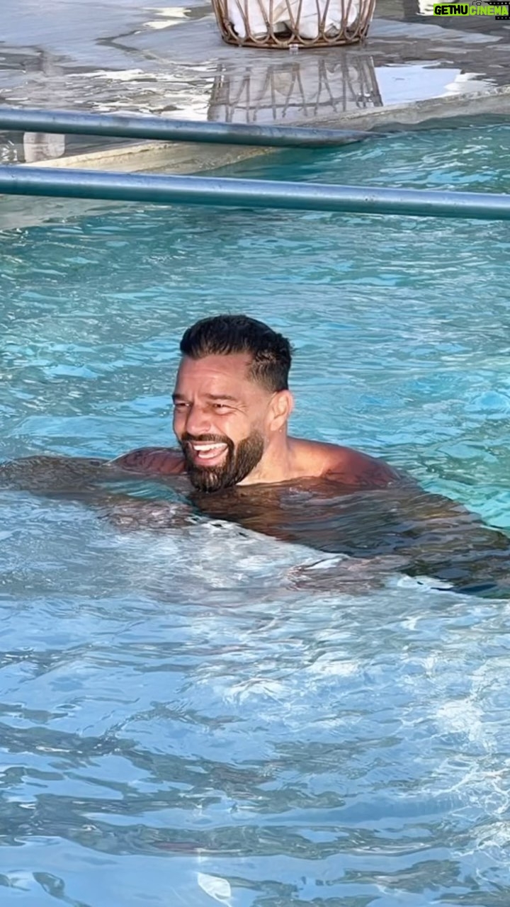 Ricky Martin - 203.5K Likes - Feliz de estar de vuelta en La Romana. Siempre que vengo me doy un chapuzón en el Río Chavón y cosas buenas pasan en mi vida y y/o mi carrera ¿verdad @amagerman ? Esas aguas son una bendición.
Amigos y amigas de la República Dominicana, prepárense para una noche inolvidable. Estaré presentando mi concierto sinfónico con la Orquesta Sinfónica Nacional
dirigida por su director el Maestro José Antonio Molina
en Altos de Chavón el 2 de septiembre.
Nos vemos YA! 🩵🇩🇴🩵 #CasadeCampo