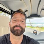 Ricky Martin Instagram - Beach bum(ming). Salty hair, sandy feet. Feliz mitad de semana familia ✨🇵🇷✨ Puerto Rico