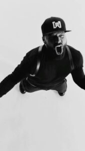 Ricky Martin Instagram - Una de las cosas que más amo de la actuación es que me permite interpretar diferentes roles y puedo usar mi libertad creativa a más no poder. René, hermano, eres un monstruo! Admiro tanto tu visión tanto como artista como director, productor y creativo. Me costó lo del rapeo, eso creo que te lo dejo a ti. Lo de tu voz cómo baladista, lo podemos trabajar 😂, pero de más está decir que me lo pase increíble. Muchas gracias por contar conmigo. ¡Seguimos familia! Nos vemos en Puerto Rico pronto . Visiten mis historias para que puedan ver todo el cortometraje.