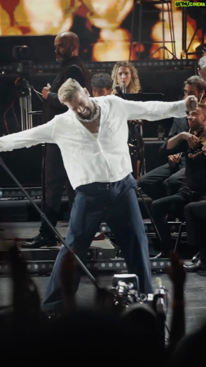 Ricky Martin Instagram - Y ahora……… el 26 y 27 de agosto en el Coliseo de Puerto Rico José Miguel Agrelot con el maestro Cuco Peña y la Orquesta sinfónica de Puerto Rico. Loco por estar con mi gente. 🇵🇷 . 🎥: @leandrovco
