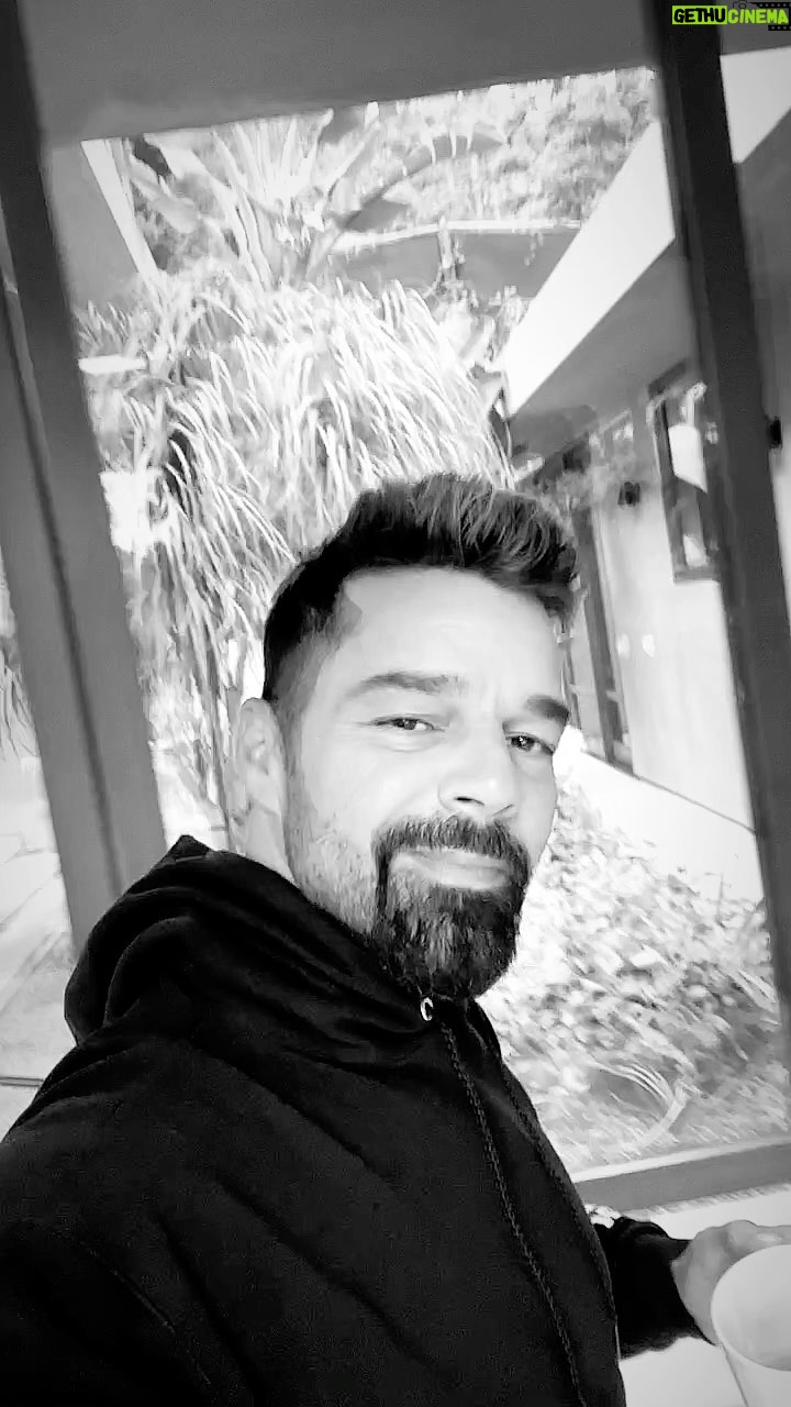 Ricky Martin Instagram - Café con cara de dormido. Vámonos pal gym 🏋🏻♀️