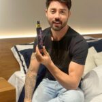 Rico Melquiades Instagram - Vocês sabem que meu dia a dia é uma correria, mas eu PRECISO tirar um tempo para me cuidar. O meu aliado e responsável por acabar com as manchinhas escuras e hidratar TANTO a pele, é o famoso @rosaselvagem. ✨🌺 Aproveite meu cupom “RICO10” e garanta seu óleo com 10% de DESCONTO e FRETE GRÁTIS para todo Brasil.