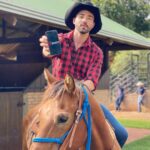 Rico Melquiades Instagram - Aqui é fazendeiro raiz! 🤣🐎 Não importa onde eu tô, até em cima do boi eu gosto de ganhar dinheiro! Por isso, trouxe a @blazebrasil comigo e sigo faturando! Entre agora, garanta seu bônus com meu link e não esqueça de jogar com responsabilidade, viu? *um site para maiores de 18 anos! 🔞
