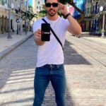 Rico Melquiades Instagram - Gente, posso tá em qualquer lugar do Brasil, mas tem algo que eu não abro mão: de ganhar dinheiro! 🤣💸 Por isso, carrego a @blazebrasil comigo e sigo faturando! Entre agora, garanta um bônus e lembre-se jogue com responsabilidade! *um site para maiores de 18 anos! 🔞