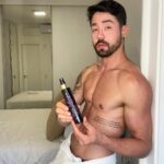 Rico Melquiades Instagram - Quer saber o meu segredo para uma pele hidratada e saudável? O óleo @rosaselvagem , não só clareia manchas escuras e previne a foliculite, como também hidrata profundamente sua pele e dá aquele brilho natural que dura o dia todo. Aproveite meu cupom “RICO10” e garanta seu óleo com 10% de DESCONTO e FRETE GRÁTIS para todo Brasil.
