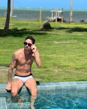 Rico Melquiades Instagram - Hoje é meu dia! 🎈
Gostaria de agradecer primeiramente a Deus por mais um aniversário, por mais um ano maravilhoso de vida e por poder compartilhar desta data com pessoas que amo. Sinto neste dia uma sensação de encerramento de ciclos, de renovação transbordando em mim. Tanta coisa que mudou até aqui, que me deixa completamente feliz. 

Agradeço de coração puro e cheio de amor, a cada um de vocês que tornaram meus sonhos possíveis e me proporcionaram viver e sentir o que vivo hoje !!!