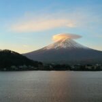 Ring Liao Instagram - 這次住富士山最值得的飯店🗻ubuya 我們選的是一泊二食的方案 從大門口、房間、用餐、喝咖啡、泡湯 全部都黏著富士山🥰 真的超級超級值得！超級美！ 不枉費我每天刷網站搶飯店 雖然還是沒有搶到房間有露天風呂的房型 但，可以留點遺憾，下次再去一次！ 富士山這邊的交通沒有到很方便 幾乎都要靠著巴士跑景點 如果想坐計程車要等30分鐘 所以建議還是都坐巴士來的快 🎢富士急樂園一定要去！！！ 大概是近幾年我覺得最好玩的雲霄飛車集結地！ 還有 #絕望要塞 很像今際之國的人體挑戰 #戰慄迷宮 鬼屋我就不推薦了，偏浪費錢🤣 因為晚上也沒什麼地方可以去 所以我們早早就睡了 6：00起來看富士山日出 美不勝收🥹❤️❤️ Kozantei Ubuya 湖山亭うぶや