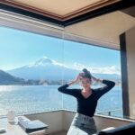 Ring Liao Instagram - 這次住富士山最值得的飯店🗻ubuya 我們選的是一泊二食的方案 從大門口、房間、用餐、喝咖啡、泡湯 全部都黏著富士山🥰 真的超級超級值得！超級美！ 不枉費我每天刷網站搶飯店 雖然還是沒有搶到房間有露天風呂的房型 但，可以留點遺憾，下次再去一次！ 富士山這邊的交通沒有到很方便 幾乎都要靠著巴士跑景點 如果想坐計程車要等30分鐘 所以建議還是都坐巴士來的快 🎢富士急樂園一定要去！！！ 大概是近幾年我覺得最好玩的雲霄飛車集結地！ 還有 #絕望要塞 很像今際之國的人體挑戰 #戰慄迷宮 鬼屋我就不推薦了，偏浪費錢🤣 因為晚上也沒什麼地方可以去 所以我們早早就睡了 6：00起來看富士山日出 美不勝收🥹❤️❤️ Kozantei Ubuya 湖山亭うぶや