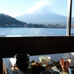 Ring Liao Instagram - 這次住富士山最值得的飯店🗻ubuya 我們選的是一泊二食的方案 從大門口、房間、用餐、喝咖啡、泡湯 全部都黏著富士山🥰 真的超級超級值得！超級美！ 不枉費我每天刷網站搶飯店 雖然還是沒有搶到房間有露天風呂的房型 但，可以留點遺憾，下次再去一次！ 富士山這邊的交通沒有到很方便 幾乎都要靠著巴士跑景點 如果想坐計程車要等30分鐘 所以建議還是都坐巴士來的快 🎢富士急樂園一定要去！！！ 大概是近幾年我覺得最好玩的雲霄飛車集結地！ 還有 #絕望要塞 很像今際之國的人體挑戰 #戰慄迷宮 鬼屋我就不推薦了，偏浪費錢🤣 因為晚上也沒什麼地方可以去 所以我們早早就睡了 6：00起來看富士山日出 美不勝收🥹❤️❤️ Kozantei Ubuya 湖山亭うぶや