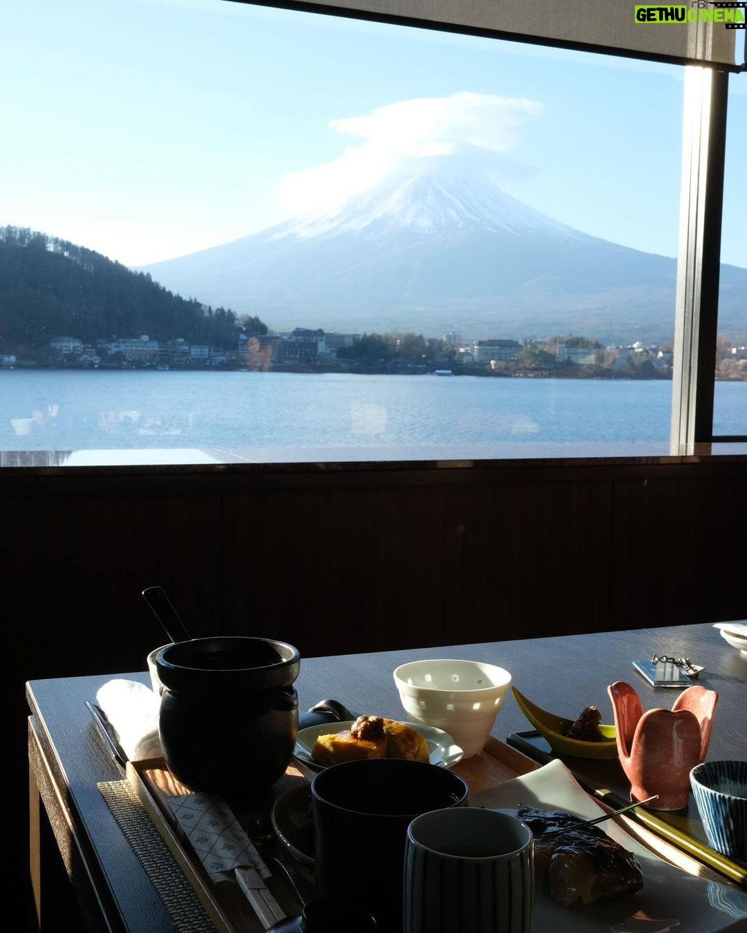 Ring Liao Instagram - 這次住富士山最值得的飯店🗻ubuya 我們選的是一泊二食的方案 從大門口、房間、用餐、喝咖啡、泡湯 全部都黏著富士山🥰 真的超級超級值得!超級美! 不枉費我每天刷網站搶飯店 雖然還是沒有搶到房間有露天風呂的房型 但,可以留點遺憾,下次再去一次! 富士山這邊的交通沒有到很方便 幾乎都要靠著巴士跑景點 如果想坐計程車要等30分鐘 所以建議還是都坐巴士來的快 🎢富士急樂園一定要去!!! 大概是近幾年我覺得最好玩的雲霄飛車集結地! 還有 #絕望要塞 很像今際之國的人體挑戰 #戰慄迷宮 鬼屋我就不推薦了,偏浪費錢🤣 因為晚上也沒什麼地方可以去 所以我們早早就睡了 6:00起來看富士山日出 美不勝收🥹❤️❤️ Kozantei Ubuya 湖山亭うぶや