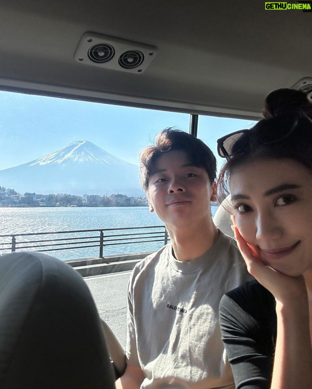 Ring Liao Instagram - 這次住富士山最值得的飯店🗻ubuya 我們選的是一泊二食的方案 從大門口、房間、用餐、喝咖啡、泡湯 全部都黏著富士山🥰 真的超級超級值得!超級美! 不枉費我每天刷網站搶飯店 雖然還是沒有搶到房間有露天風呂的房型 但,可以留點遺憾,下次再去一次! 富士山這邊的交通沒有到很方便 幾乎都要靠著巴士跑景點 如果想坐計程車要等30分鐘 所以建議還是都坐巴士來的快 🎢富士急樂園一定要去!!! 大概是近幾年我覺得最好玩的雲霄飛車集結地! 還有 #絕望要塞 很像今際之國的人體挑戰 #戰慄迷宮 鬼屋我就不推薦了,偏浪費錢🤣 因為晚上也沒什麼地方可以去 所以我們早早就睡了 6:00起來看富士山日出 美不勝收🥹❤️❤️ Kozantei Ubuya 湖山亭うぶや