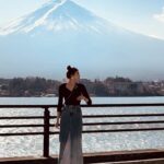 Ring Liao Instagram - 這次住富士山最值得的飯店🗻ubuya 我們選的是一泊二食的方案 從大門口、房間、用餐、喝咖啡、泡湯 全部都黏著富士山🥰 真的超級超級值得！超級美！ 不枉費我每天刷網站搶飯店 雖然還是沒有搶到房間有露天風呂的房型 但，可以留點遺憾，下次再去一次！ 富士山這邊的交通沒有到很方便 幾乎都要靠著巴士跑景點 如果想坐計程車要等30分鐘 所以建議還是都坐巴士來的快 🎢富士急樂園一定要去！！！ 大概是近幾年我覺得最好玩的雲霄飛車集結地！ 還有 #絕望要塞 很像今際之國的人體挑戰 #戰慄迷宮 鬼屋我就不推薦了，偏浪費錢🤣 因為晚上也沒什麼地方可以去 所以我們早早就睡了 6：00起來看富士山日出 美不勝收🥹❤️❤️ Kozantei Ubuya 湖山亭うぶや