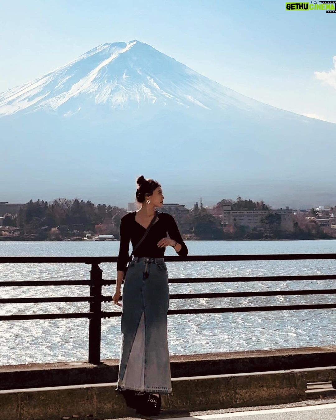 Ring Liao Instagram - 這次住富士山最值得的飯店🗻ubuya 我們選的是一泊二食的方案 從大門口、房間、用餐、喝咖啡、泡湯 全部都黏著富士山🥰 真的超級超級值得!超級美! 不枉費我每天刷網站搶飯店 雖然還是沒有搶到房間有露天風呂的房型 但,可以留點遺憾,下次再去一次! 富士山這邊的交通沒有到很方便 幾乎都要靠著巴士跑景點 如果想坐計程車要等30分鐘 所以建議還是都坐巴士來的快 🎢富士急樂園一定要去!!! 大概是近幾年我覺得最好玩的雲霄飛車集結地! 還有 #絕望要塞 很像今際之國的人體挑戰 #戰慄迷宮 鬼屋我就不推薦了,偏浪費錢🤣 因為晚上也沒什麼地方可以去 所以我們早早就睡了 6:00起來看富士山日出 美不勝收🥹❤️❤️ Kozantei Ubuya 湖山亭うぶや