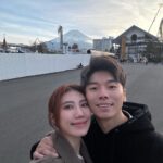 Ring Liao Instagram - 這次住富士山最值得的飯店🗻ubuya 我們選的是一泊二食的方案 從大門口、房間、用餐、喝咖啡、泡湯 全部都黏著富士山🥰 真的超級超級值得！超級美！ 不枉費我每天刷網站搶飯店 雖然還是沒有搶到房間有露天風呂的房型 但，可以留點遺憾，下次再去一次！ 富士山這邊的交通沒有到很方便 幾乎都要靠著巴士跑景點 如果想坐計程車要等30分鐘 所以建議還是都坐巴士來的快 🎢富士急樂園一定要去！！！ 大概是近幾年我覺得最好玩的雲霄飛車集結地！ 還有 #絕望要塞 很像今際之國的人體挑戰 #戰慄迷宮 鬼屋我就不推薦了，偏浪費錢🤣 因為晚上也沒什麼地方可以去 所以我們早早就睡了 6：00起來看富士山日出 美不勝收🥹❤️❤️ Kozantei Ubuya 湖山亭うぶや