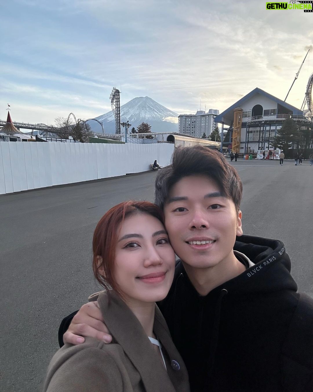 Ring Liao Instagram - 這次住富士山最值得的飯店🗻ubuya 我們選的是一泊二食的方案 從大門口、房間、用餐、喝咖啡、泡湯 全部都黏著富士山🥰 真的超級超級值得!超級美! 不枉費我每天刷網站搶飯店 雖然還是沒有搶到房間有露天風呂的房型 但,可以留點遺憾,下次再去一次! 富士山這邊的交通沒有到很方便 幾乎都要靠著巴士跑景點 如果想坐計程車要等30分鐘 所以建議還是都坐巴士來的快 🎢富士急樂園一定要去!!! 大概是近幾年我覺得最好玩的雲霄飛車集結地! 還有 #絕望要塞 很像今際之國的人體挑戰 #戰慄迷宮 鬼屋我就不推薦了,偏浪費錢🤣 因為晚上也沒什麼地方可以去 所以我們早早就睡了 6:00起來看富士山日出 美不勝收🥹❤️❤️ Kozantei Ubuya 湖山亭うぶや