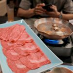 Ring Liao Instagram - 這次住富士山最值得的飯店🗻ubuya 我們選的是一泊二食的方案 從大門口、房間、用餐、喝咖啡、泡湯 全部都黏著富士山🥰 真的超級超級值得！超級美！ 不枉費我每天刷網站搶飯店 雖然還是沒有搶到房間有露天風呂的房型 但，可以留點遺憾，下次再去一次！ 富士山這邊的交通沒有到很方便 幾乎都要靠著巴士跑景點 如果想坐計程車要等30分鐘 所以建議還是都坐巴士來的快 🎢富士急樂園一定要去！！！ 大概是近幾年我覺得最好玩的雲霄飛車集結地！ 還有 #絕望要塞 很像今際之國的人體挑戰 #戰慄迷宮 鬼屋我就不推薦了，偏浪費錢🤣 因為晚上也沒什麼地方可以去 所以我們早早就睡了 6：00起來看富士山日出 美不勝收🥹❤️❤️ Kozantei Ubuya 湖山亭うぶや