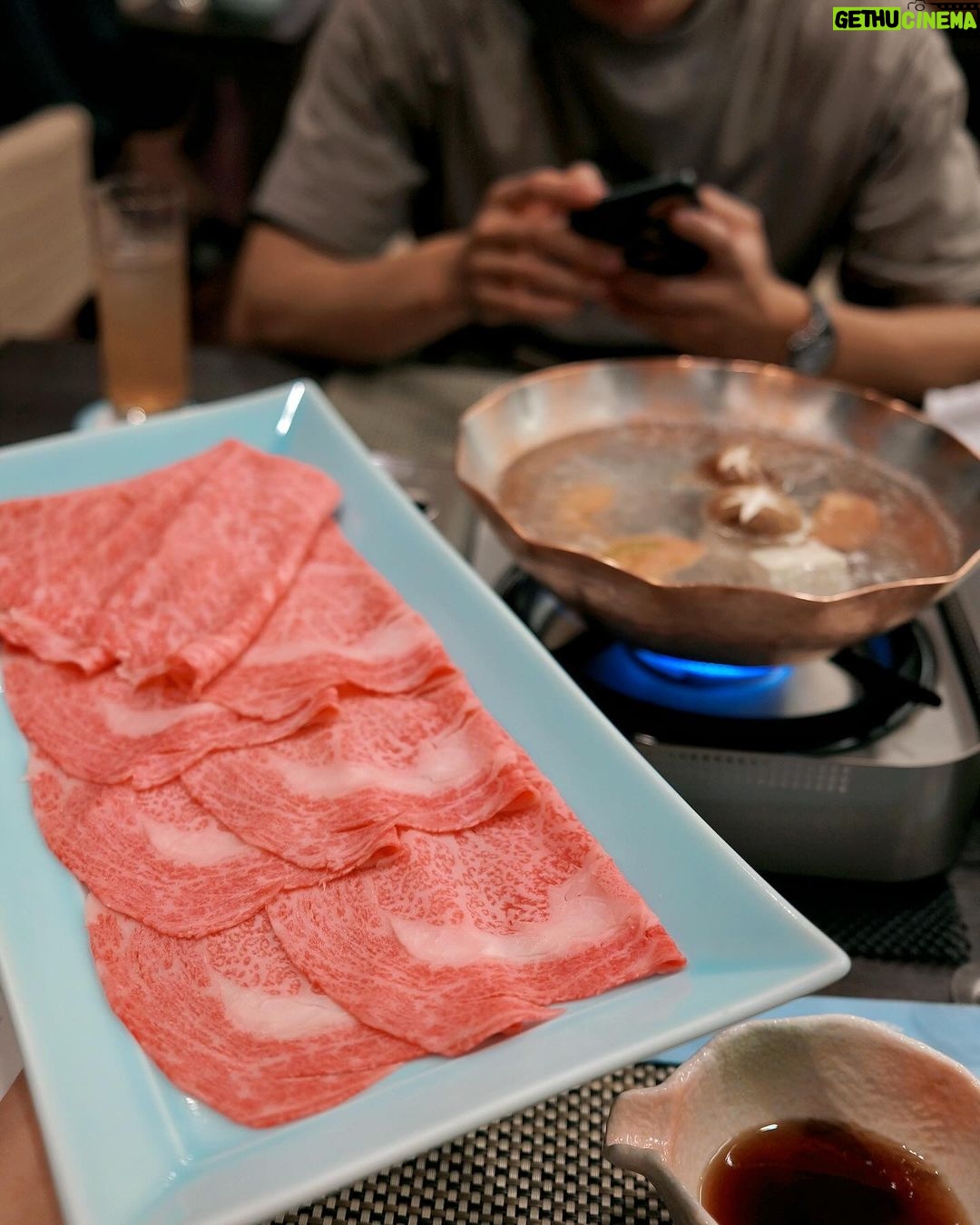 Ring Liao Instagram - 這次住富士山最值得的飯店🗻ubuya 我們選的是一泊二食的方案 從大門口、房間、用餐、喝咖啡、泡湯 全部都黏著富士山🥰 真的超級超級值得!超級美! 不枉費我每天刷網站搶飯店 雖然還是沒有搶到房間有露天風呂的房型 但,可以留點遺憾,下次再去一次! 富士山這邊的交通沒有到很方便 幾乎都要靠著巴士跑景點 如果想坐計程車要等30分鐘 所以建議還是都坐巴士來的快 🎢富士急樂園一定要去!!! 大概是近幾年我覺得最好玩的雲霄飛車集結地! 還有 #絕望要塞 很像今際之國的人體挑戰 #戰慄迷宮 鬼屋我就不推薦了,偏浪費錢🤣 因為晚上也沒什麼地方可以去 所以我們早早就睡了 6:00起來看富士山日出 美不勝收🥹❤️❤️ Kozantei Ubuya 湖山亭うぶや