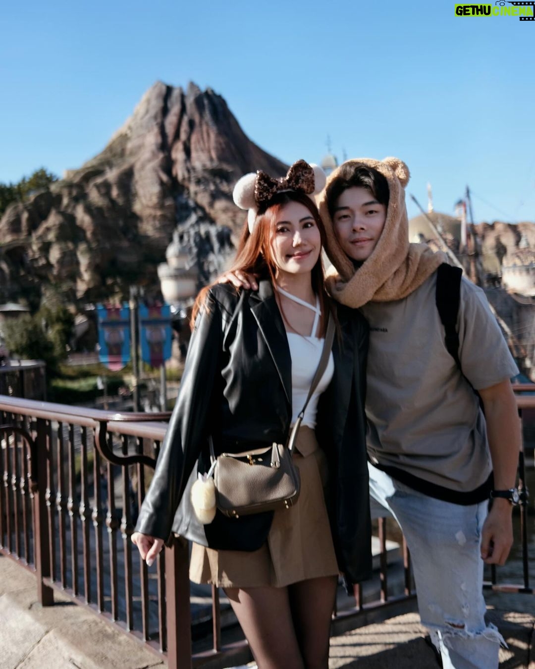 Ring Liao Instagram - 🇯🇵Tokyo, Day 2 去了3次的Tokyo Disney還是從來沒去過land🤣 這次遇到40週年跟聖誕月,好多限定商品真的超可愛!!! 強烈推薦大家餐廳多去幾間! 裡面都會有賣限定的40週年小東西,是有食物也有小禮物的, 一般紀念商店裡不會賣的那種! 我每次去Disney都要買一個髮窟做紀念 你們也會這樣嗎? 這次傑瑞鼠很難得跟我一起耍可愛😆 趕緊拍好拍滿! 還是他只是頭太冷? Top & Skirt by @wave_shine 上衣是不規則設計的braTop,下身是褲裙不用怕走光~ Disneysea Tokyo- Japan