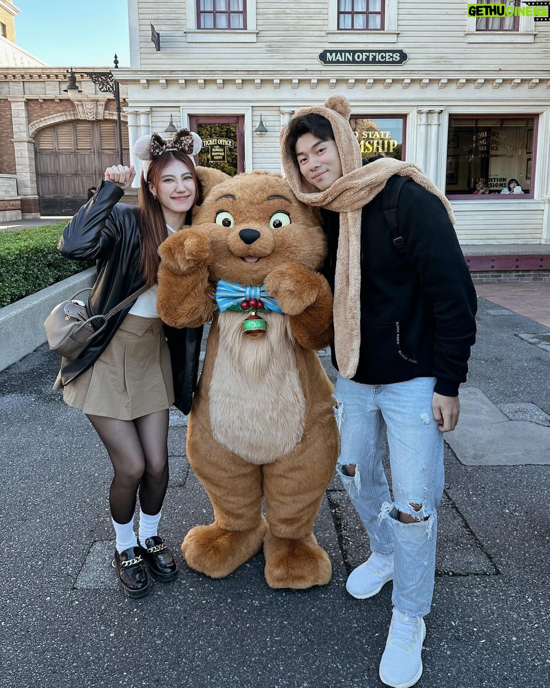 Ring Liao Instagram - 🇯🇵Tokyo, Day 2 去了3次的Tokyo Disney還是從來沒去過land🤣 這次遇到40週年跟聖誕月,好多限定商品真的超可愛!!! 強烈推薦大家餐廳多去幾間! 裡面都會有賣限定的40週年小東西,是有食物也有小禮物的, 一般紀念商店裡不會賣的那種! 我每次去Disney都要買一個髮窟做紀念 你們也會這樣嗎? 這次傑瑞鼠很難得跟我一起耍可愛😆 趕緊拍好拍滿! 還是他只是頭太冷? Top & Skirt by @wave_shine 上衣是不規則設計的braTop,下身是褲裙不用怕走光~ Disneysea Tokyo- Japan