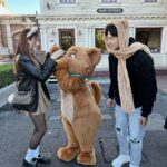 Ring Liao Instagram - 🇯🇵Tokyo, Day 2 去了3次的Tokyo Disney還是從來沒去過land🤣 這次遇到40週年跟聖誕月,好多限定商品真的超可愛！！！ 強烈推薦大家餐廳多去幾間！ 裡面都會有賣限定的40週年小東西，是有食物也有小禮物的， 一般紀念商店裡不會賣的那種！ 我每次去Disney都要買一個髮窟做紀念 你們也會這樣嗎？ 這次傑瑞鼠很難得跟我一起耍可愛😆 趕緊拍好拍滿！ 還是他只是頭太冷？ Top & Skirt by @wave_shine 上衣是不規則設計的braTop，下身是褲裙不用怕走光～ Disneysea Tokyo- Japan
