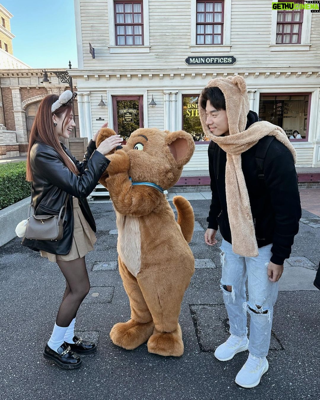 Ring Liao Instagram - 🇯🇵Tokyo, Day 2 去了3次的Tokyo Disney還是從來沒去過land🤣 這次遇到40週年跟聖誕月,好多限定商品真的超可愛!!! 強烈推薦大家餐廳多去幾間! 裡面都會有賣限定的40週年小東西,是有食物也有小禮物的, 一般紀念商店裡不會賣的那種! 我每次去Disney都要買一個髮窟做紀念 你們也會這樣嗎? 這次傑瑞鼠很難得跟我一起耍可愛😆 趕緊拍好拍滿! 還是他只是頭太冷? Top & Skirt by @wave_shine 上衣是不規則設計的braTop,下身是褲裙不用怕走光~ Disneysea Tokyo- Japan