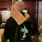 Ring Liao Instagram - 🇯🇵Tokyo, Day 2 去了3次的Tokyo Disney還是從來沒去過land🤣 這次遇到40週年跟聖誕月,好多限定商品真的超可愛！！！ 強烈推薦大家餐廳多去幾間！ 裡面都會有賣限定的40週年小東西，是有食物也有小禮物的， 一般紀念商店裡不會賣的那種！ 我每次去Disney都要買一個髮窟做紀念 你們也會這樣嗎？ 這次傑瑞鼠很難得跟我一起耍可愛😆 趕緊拍好拍滿！ 還是他只是頭太冷？ Top & Skirt by @wave_shine 上衣是不規則設計的braTop，下身是褲裙不用怕走光～ Disneysea Tokyo- Japan