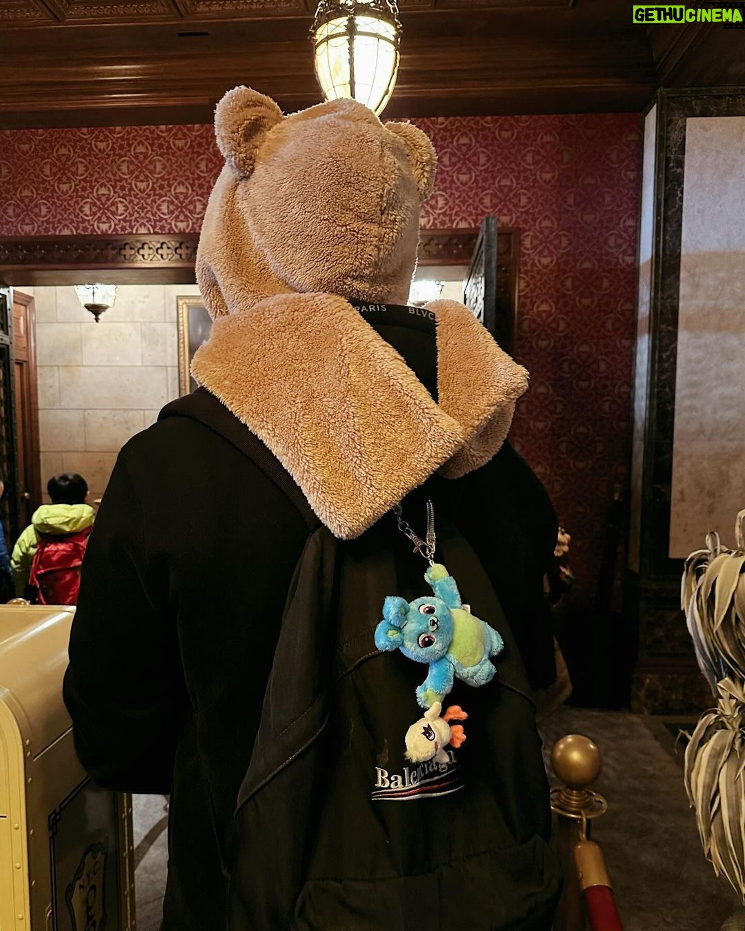 Ring Liao Instagram - 🇯🇵Tokyo, Day 2 去了3次的Tokyo Disney還是從來沒去過land🤣 這次遇到40週年跟聖誕月,好多限定商品真的超可愛!!! 強烈推薦大家餐廳多去幾間! 裡面都會有賣限定的40週年小東西,是有食物也有小禮物的, 一般紀念商店裡不會賣的那種! 我每次去Disney都要買一個髮窟做紀念 你們也會這樣嗎? 這次傑瑞鼠很難得跟我一起耍可愛😆 趕緊拍好拍滿! 還是他只是頭太冷? Top & Skirt by @wave_shine 上衣是不規則設計的braTop,下身是褲裙不用怕走光~ Disneysea Tokyo- Japan