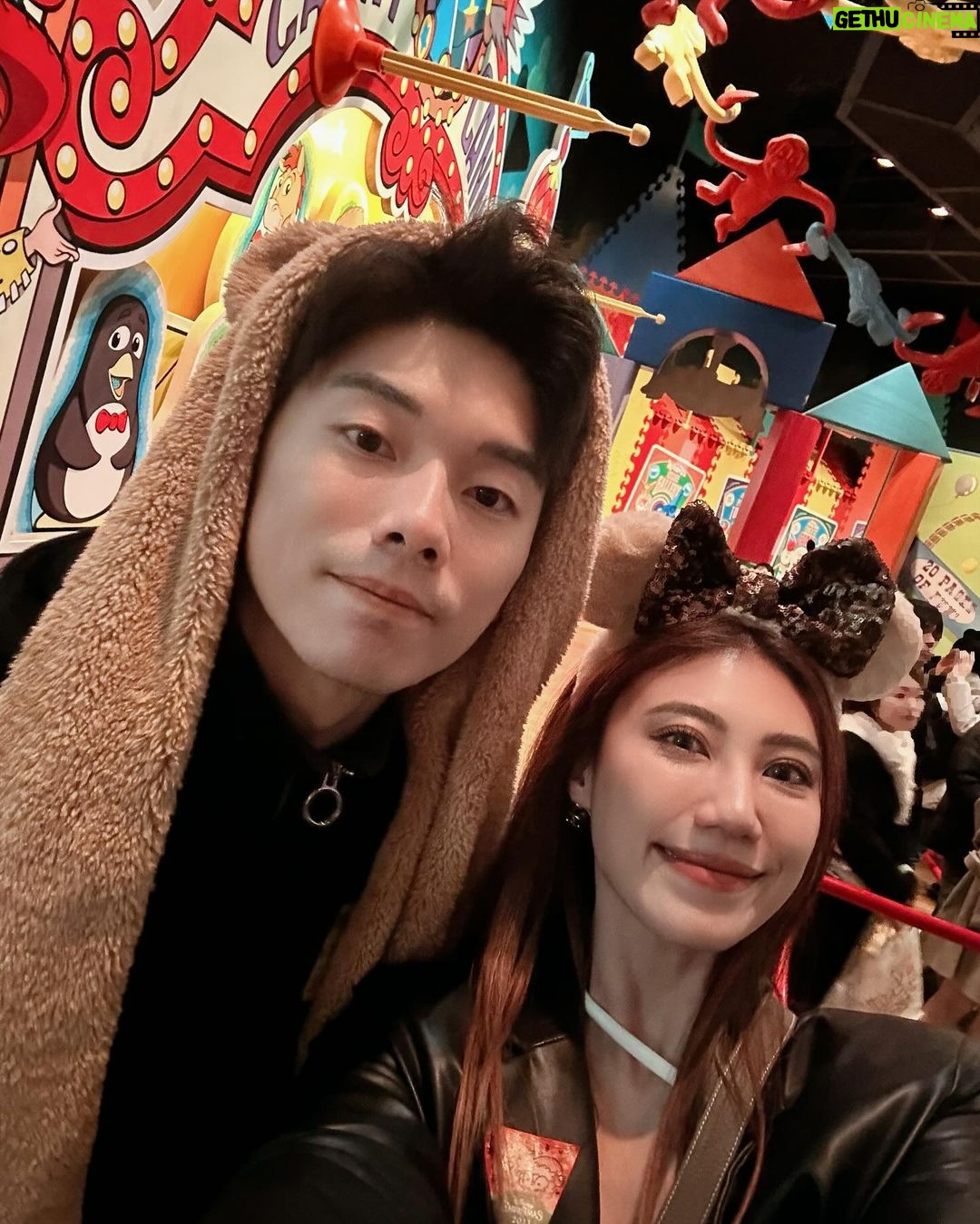 Ring Liao Instagram - 🇯🇵Tokyo, Day 2 去了3次的Tokyo Disney還是從來沒去過land🤣 這次遇到40週年跟聖誕月,好多限定商品真的超可愛!!! 強烈推薦大家餐廳多去幾間! 裡面都會有賣限定的40週年小東西,是有食物也有小禮物的, 一般紀念商店裡不會賣的那種! 我每次去Disney都要買一個髮窟做紀念 你們也會這樣嗎? 這次傑瑞鼠很難得跟我一起耍可愛😆 趕緊拍好拍滿! 還是他只是頭太冷? Top & Skirt by @wave_shine 上衣是不規則設計的braTop,下身是褲裙不用怕走光~ Disneysea Tokyo- Japan