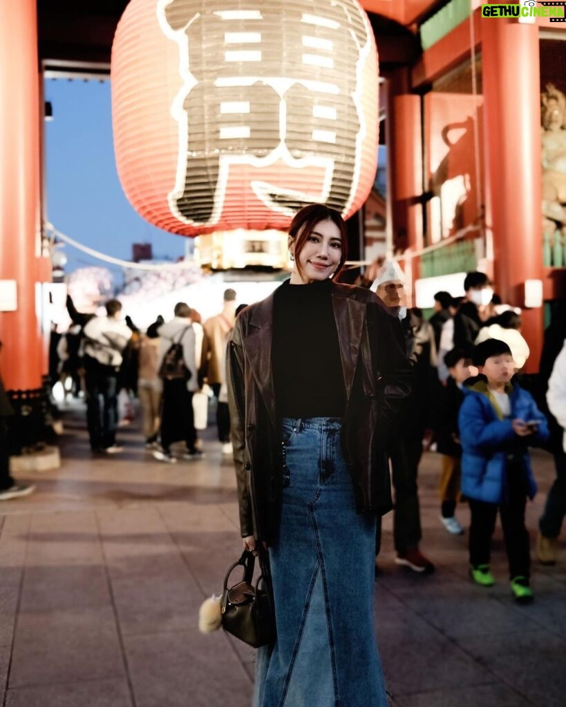 Ring Liao Instagram - 🇯🇵Tokyo, Day 1 在雷門要拍到一張乾淨的照片偏難 不信請看最後三張😂 這次來東京的氣溫大概落在5°-15° 我在市區穿皮衣裡面加個針織就覺得很夠了 🤎美拉德色皮衣是 @yuyu_active 淺草寺雷門