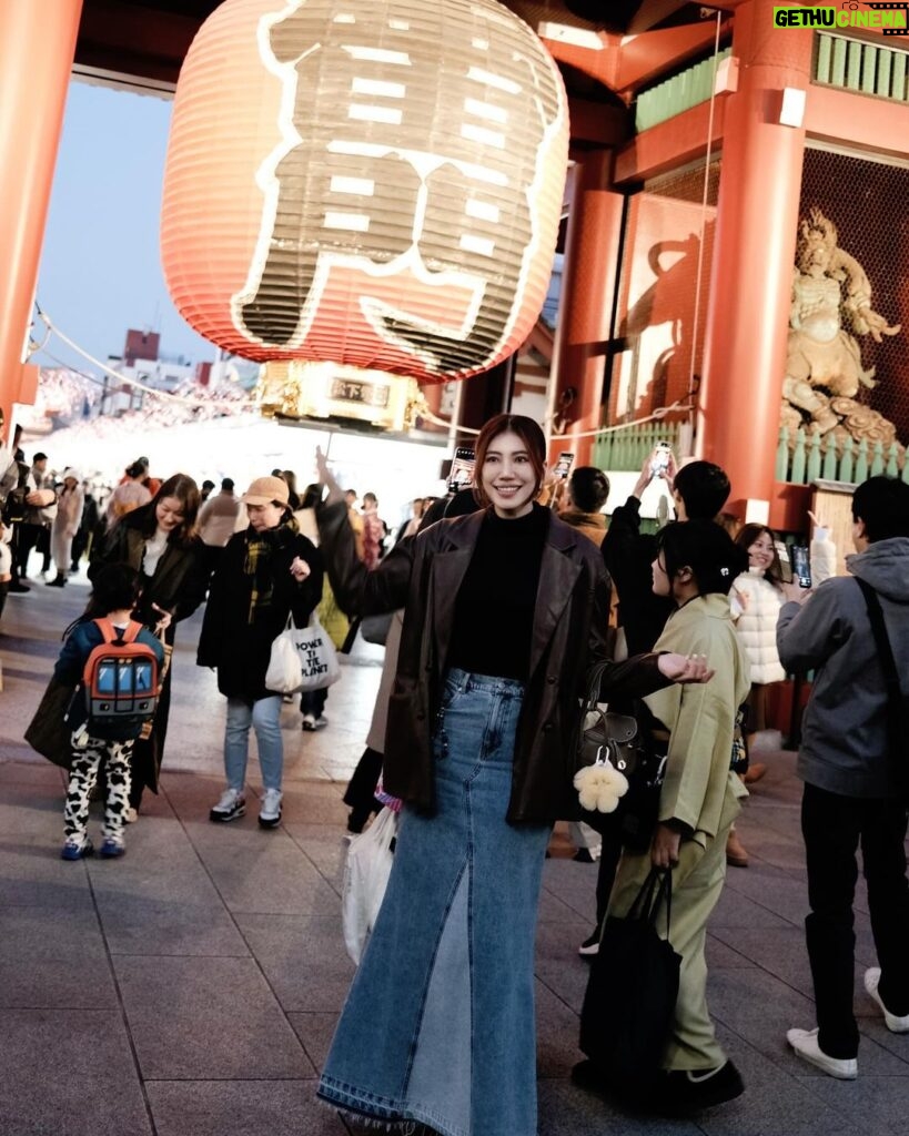 Ring Liao Instagram - 🇯🇵Tokyo, Day 1 在雷門要拍到一張乾淨的照片偏難 不信請看最後三張😂 這次來東京的氣溫大概落在5°-15° 我在市區穿皮衣裡面加個針織就覺得很夠了 🤎美拉德色皮衣是 @yuyu_active 淺草寺雷門