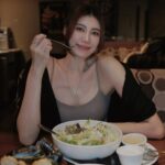 Ring Liao Instagram - 喜歡的東西就是會一直喜歡下去🫶🏻 就像這家餐廳從我第一份打工愛到現在 吃了10幾年的chicken COBB還是永遠都不會膩😋 拜託你們一定要配Light blue cheese還有Honey mustard醬 真的好吃到翻天！ 今天真的好冷🥶 冷到我居然穿針織了!!!!! @caco_tw 出了「發熱細肩帶BraTop」 冬天搭在衛衣裡也好舒服～我穿S 外套是「粗麻花編織外套」我穿M 週末冷氣團還有一波！大家記得穿保暖喔!!! #CACO #NEWARRIVAL #CCDAILY冬日恬靜系列 #CACO讓穿搭更有趣 #CCDAILY #CCDAILYLIFE 吉比鮮釀餐廳敦北店