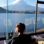 Ring Liao Instagram - 這次住富士山最值得的飯店🗻ubuya 我們選的是一泊二食的方案 從大門口、房間、用餐、喝咖啡、泡湯 全部都黏著富士山🥰 真的超級超級值得！超級美！ 不枉費我每天刷網站搶飯店 雖然還是沒有搶到房間有露天風呂的房型 但，可以留點遺憾，下次再去一次！ 富士山這邊的交通沒有到很方便 幾乎都要靠著巴士跑景點 如果想坐計程車要等30分鐘 所以建議還是都坐巴士來的快 🎢富士急樂園一定要去！！！ 大概是近幾年我覺得最好玩的雲霄飛車集結地！ 還有 #絕望要塞 很像今際之國的人體挑戰 #戰慄迷宮 鬼屋我就不推薦了，偏浪費錢🤣 因為晚上也沒什麼地方可以去 所以我們早早就睡了 6：00起來看富士山日出 美不勝收🥹❤️❤️ Kozantei Ubuya 湖山亭うぶや