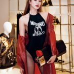 Ring Liao Instagram - . 這系列我真的太喜歡需要放一條🟥 主題就歸為「被寵壞的富家傲嬌千金」 有吧!! 來跟大家聊聊整個構想的畫面: 當初拿到服裝reference的時候 我就決定要以細格網襪搭配尖頭高跟鞋去做搭配, 來凸顯高衩泳裝的氣勢! 搭上暗紅色風衣,所以妝容部份我以秋冬暖南瓜色來做暈染 意外口紅跟風衣直接無色差perfect! 髮型原本在考慮要乾淨高馬尾還是放下梳油頭, 但想要在氣勢之餘保留一點女人的性感, 所以後來選擇放下搭上金色飾品～ MOSCHINO的招牌就是有非常多金屬元素, 暖金色永遠是不會錯的選擇! 剛好這系列包款都走非常浮誇系列 從打火機手拿包、大型帽包、巨大購物袋、超大腰包等 都給這系列注入滿滿的個性魂! BTW先說這個全台只有一個的打火機我拿過了（心滿意足） 📷： @bestow_wen 微風信義 Breeze Xin Yi