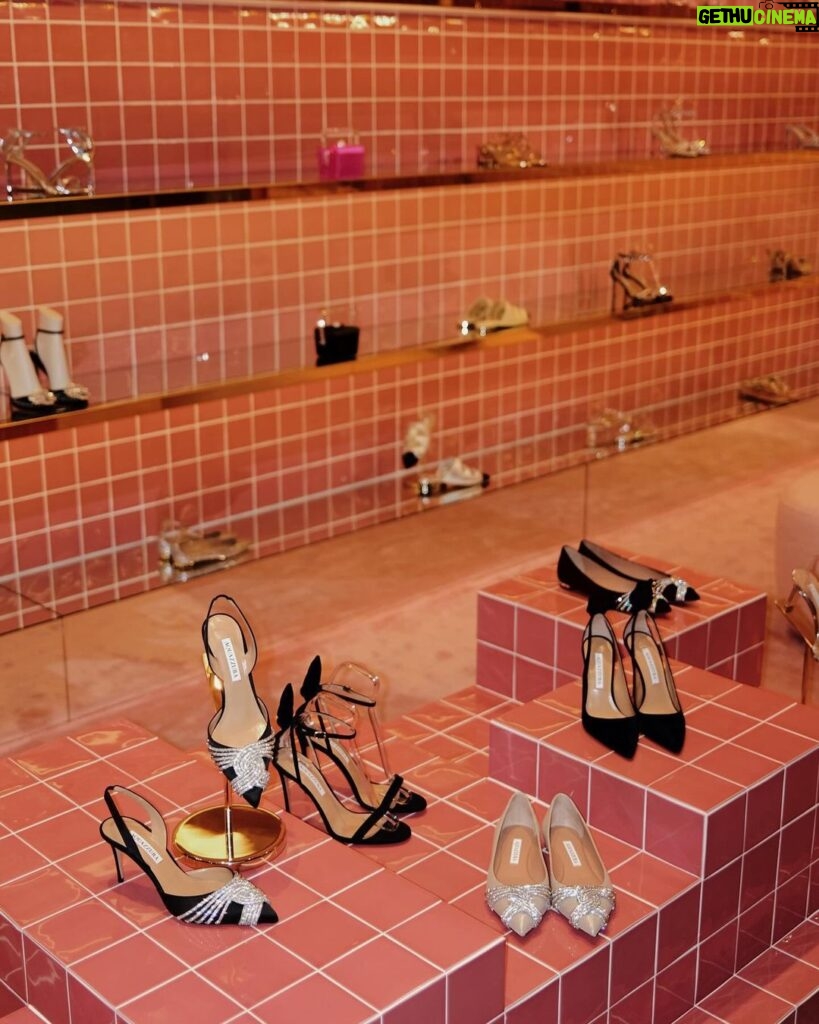 Ring Liao Instagram - 現在只有活動的時候才會穿上高跟鞋 雖然機會少之又少～ 但每每穿上真的都瞬間變女王👑✨ AQUAZZURA 品牌創辦人兼設計總監Edgardo Osorio曾說過： 「對我來說，製鞋不只是創造藝術品，而是讓女人展現自信與美。」 他渴望創造出的鞋履不只是精緻的美，更是舒適並兼顧實用。 其中兩個我最愛的系列也跟大家分享～ 💎 『Gatsby Sling』 是品牌經典款式之一！ 除了閃到爆之外！有多種跟高可做選擇。 就算出席重要場合也可以很舒服～  👔 『Bow Tie 』 散發著誘人且帥氣的獨立女性態度！ 後腳跟的領結設計既率性又可愛，鞋款也是日常百搭的基本款！ @yvessy.co 櫃位在📍信義遠百A13 1F #Aquazzura #AquazzuraSandals #Luxury #Sandals #Heels #Taiwan