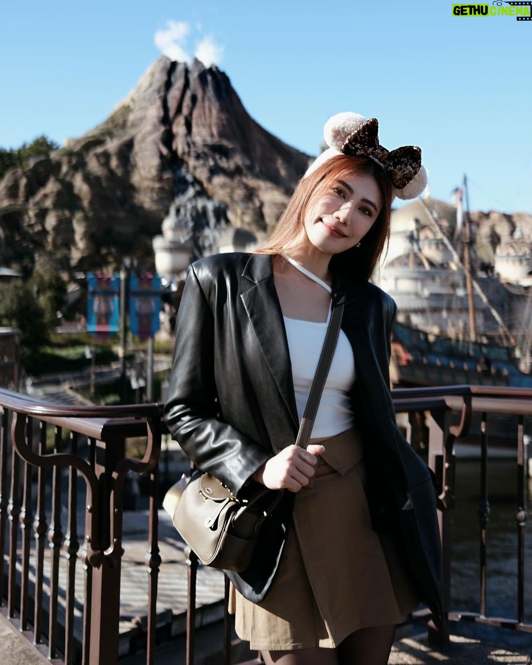 Ring Liao Instagram - 🇯🇵Tokyo, Day 2 去了3次的Tokyo Disney還是從來沒去過land🤣 這次遇到40週年跟聖誕月,好多限定商品真的超可愛!!! 強烈推薦大家餐廳多去幾間! 裡面都會有賣限定的40週年小東西,是有食物也有小禮物的, 一般紀念商店裡不會賣的那種! 我每次去Disney都要買一個髮窟做紀念 你們也會這樣嗎? 這次傑瑞鼠很難得跟我一起耍可愛😆 趕緊拍好拍滿! 還是他只是頭太冷? Top & Skirt by @wave_shine 上衣是不規則設計的braTop,下身是褲裙不用怕走光~ Disneysea Tokyo- Japan
