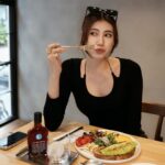 Ring Liao Instagram - 當不了美食博主的原因： 食物還沒介紹完就先被我吃完光了😋 這家早午餐真的好愛!!! 必點酪梨跟薯絲🥑🥔 OOTD: @wave_shine #未來感挖背bra上衣 我穿S #內斜切線顯瘦牛仔長褲 我穿M #SEXYSPACE性感太空 #WaveShine #美波第一品牌 謝謝 @hellohani0512 波波的友情賞臉 雖然她到後面真的好累累了🐶😴 The Antipodean Fujin