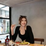 Ring Liao Instagram - 當不了美食博主的原因： 食物還沒介紹完就先被我吃完光了😋 這家早午餐真的好愛!!! 必點酪梨跟薯絲🥑🥔 OOTD: @wave_shine #未來感挖背bra上衣 我穿S #內斜切線顯瘦牛仔長褲 我穿M #SEXYSPACE性感太空 #WaveShine #美波第一品牌 謝謝 @hellohani0512 波波的友情賞臉 雖然她到後面真的好累累了🐶😴 The Antipodean Fujin