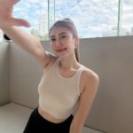 Ring Liao Instagram - 天氣好的週二午後🌞 我真的也是沒想過11月底的台北，居然還可以穿無袖😆 下午騎YouBike穿梭中山區直接大爆汗！ 做重量訓練或是高有氧運動時， 必須要選擇高強度的運動內衣， 才能好好穩定支撐我們的胸部韌帶！ 但平常如果只是要做低強度的有氧， 或是輕訓練：皮拉提斯、瑜珈⋯這類， 我就會選擇穿自帶胸墊的Bratop 舒適度會更加提升～ 平常也能當背心直接外搭出門唷！ #moid茉伊朵兒 #自在美胸質感Bratop #Bratop WEEE Fitness