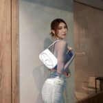 Ring Liao Instagram - 做完水飛梭的臉怎麼那麼亮吶🤍 晚上開個閃光直接跟顆小燈泡一樣～ 這個膚質真的愛了愛了😍😍😍 @essenangeloclinic 我不能沒有你!! 這次給 @dary_shih 補染的髮根也撐超久！ 現在顏色如果沒退太黃我基本上都只補髮根, 讓日常做造型的受損的髮尾休息一下～ 很多人都會怕只補髮根會不會有顏色斷層？ 但每次神手都能幫我無縫接軌的完美銜接！ 完全就是跟染整頭一樣恢復氣色🥰 @redcorner_hair 真的也是我不能沒有的髮廊！ Top: @the.mumm.official Jeans: @yuyu_active 💅🏻: @vividaylashnail 我的愛店不藏私！一次分享給大家🥰🫶🏻 Honn Bar