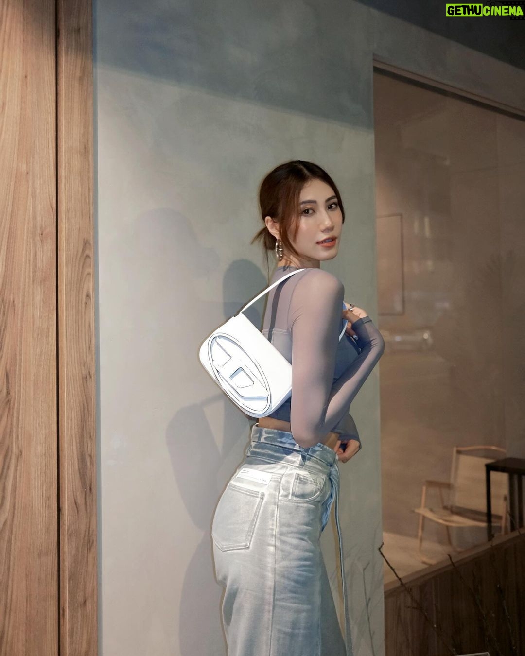 Ring Liao Instagram - 做完水飛梭的臉怎麼那麼亮吶🤍 晚上開個閃光直接跟顆小燈泡一樣~ 這個膚質真的愛了愛了😍😍😍 @essenangeloclinic 我不能沒有你!! 這次給 @dary_shih 補染的髮根也撐超久! 現在顏色如果沒退太黃我基本上都只補髮根, 讓日常做造型的受損的髮尾休息一下~ 很多人都會怕只補髮根會不會有顏色斷層? 但每次神手都能幫我無縫接軌的完美銜接! 完全就是跟染整頭一樣恢復氣色🥰 @redcorner_hair 真的也是我不能沒有的髮廊! Top: @the.mumm.official Jeans: @yuyu_active 💅🏻: @vividaylashnail 我的愛店不藏私!一次分享給大家🥰🫶🏻 Honn Bar