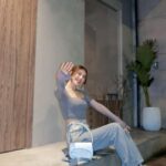 Ring Liao Instagram - 做完水飛梭的臉怎麼那麼亮吶🤍 晚上開個閃光直接跟顆小燈泡一樣～ 這個膚質真的愛了愛了😍😍😍 @essenangeloclinic 我不能沒有你!! 這次給 @dary_shih 補染的髮根也撐超久！ 現在顏色如果沒退太黃我基本上都只補髮根, 讓日常做造型的受損的髮尾休息一下～ 很多人都會怕只補髮根會不會有顏色斷層？ 但每次神手都能幫我無縫接軌的完美銜接！ 完全就是跟染整頭一樣恢復氣色🥰 @redcorner_hair 真的也是我不能沒有的髮廊！ Top: @the.mumm.official Jeans: @yuyu_active 💅🏻: @vividaylashnail 我的愛店不藏私！一次分享給大家🥰🫶🏻 Honn Bar