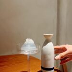 Ring Liao Instagram - 做完水飛梭的臉怎麼那麼亮吶🤍 晚上開個閃光直接跟顆小燈泡一樣～ 這個膚質真的愛了愛了😍😍😍 @essenangeloclinic 我不能沒有你!! 這次給 @dary_shih 補染的髮根也撐超久！ 現在顏色如果沒退太黃我基本上都只補髮根, 讓日常做造型的受損的髮尾休息一下～ 很多人都會怕只補髮根會不會有顏色斷層？ 但每次神手都能幫我無縫接軌的完美銜接！ 完全就是跟染整頭一樣恢復氣色🥰 @redcorner_hair 真的也是我不能沒有的髮廊！ Top: @the.mumm.official Jeans: @yuyu_active 💅🏻: @vividaylashnail 我的愛店不藏私！一次分享給大家🥰🫶🏻 Honn Bar