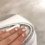 Ring Liao Instagram - 做完水飛梭的臉怎麼那麼亮吶🤍 晚上開個閃光直接跟顆小燈泡一樣～ 這個膚質真的愛了愛了😍😍😍 @essenangeloclinic 我不能沒有你!! 這次給 @dary_shih 補染的髮根也撐超久！ 現在顏色如果沒退太黃我基本上都只補髮根, 讓日常做造型的受損的髮尾休息一下～ 很多人都會怕只補髮根會不會有顏色斷層？ 但每次神手都能幫我無縫接軌的完美銜接！ 完全就是跟染整頭一樣恢復氣色🥰 @redcorner_hair 真的也是我不能沒有的髮廊！ Top: @the.mumm.official Jeans: @yuyu_active 💅🏻: @vividaylashnail 我的愛店不藏私！一次分享給大家🥰🫶🏻 Honn Bar