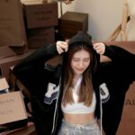 Ring Liao Instagram - 正式進入可以穿外套的季節了🤤🍂 這種挖來挖去的衣服, 啥都不用想1秒就會進我的購物車！ OOTD: all by @yuyu_active Human Haus