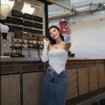 Ring Liao Instagram - 幸福的時光就是在冬天喝一杯熱熱的肉桂拿鐵～ 如果有熱紅酒也不錯🥰 做完 @essenangeloclinic 極潤水飛梭的隔天 上妝超服貼～連粉底的用量都省了！ 最近換季皮膚較容易敏感出油，大家要記得多多保濕哦！ OOTD by @yuyu_active 我終於找到一件可以落地的牛仔裙 喜歡到已經連穿一週了🥹 高個女孩你必須擁有！ 這件我穿M+ 可以拉低腰!! 豆留文青 Cama Coffee Roasters