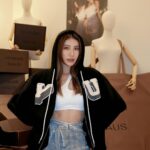 Ring Liao Instagram - 正式進入可以穿外套的季節了🤤🍂 這種挖來挖去的衣服, 啥都不用想1秒就會進我的購物車！ OOTD: all by @yuyu_active Human Haus