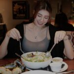 Ring Liao Instagram - 喜歡的東西就是會一直喜歡下去🫶🏻 就像這家餐廳從我第一份打工愛到現在 吃了10幾年的chicken COBB還是永遠都不會膩😋 拜託你們一定要配Light blue cheese還有Honey mustard醬 真的好吃到翻天！ 今天真的好冷🥶 冷到我居然穿針織了!!!!! @caco_tw 出了「發熱細肩帶BraTop」 冬天搭在衛衣裡也好舒服～我穿S 外套是「粗麻花編織外套」我穿M 週末冷氣團還有一波！大家記得穿保暖喔!!! #CACO #NEWARRIVAL #CCDAILY冬日恬靜系列 #CACO讓穿搭更有趣 #CCDAILY #CCDAILYLIFE 吉比鮮釀餐廳敦北店