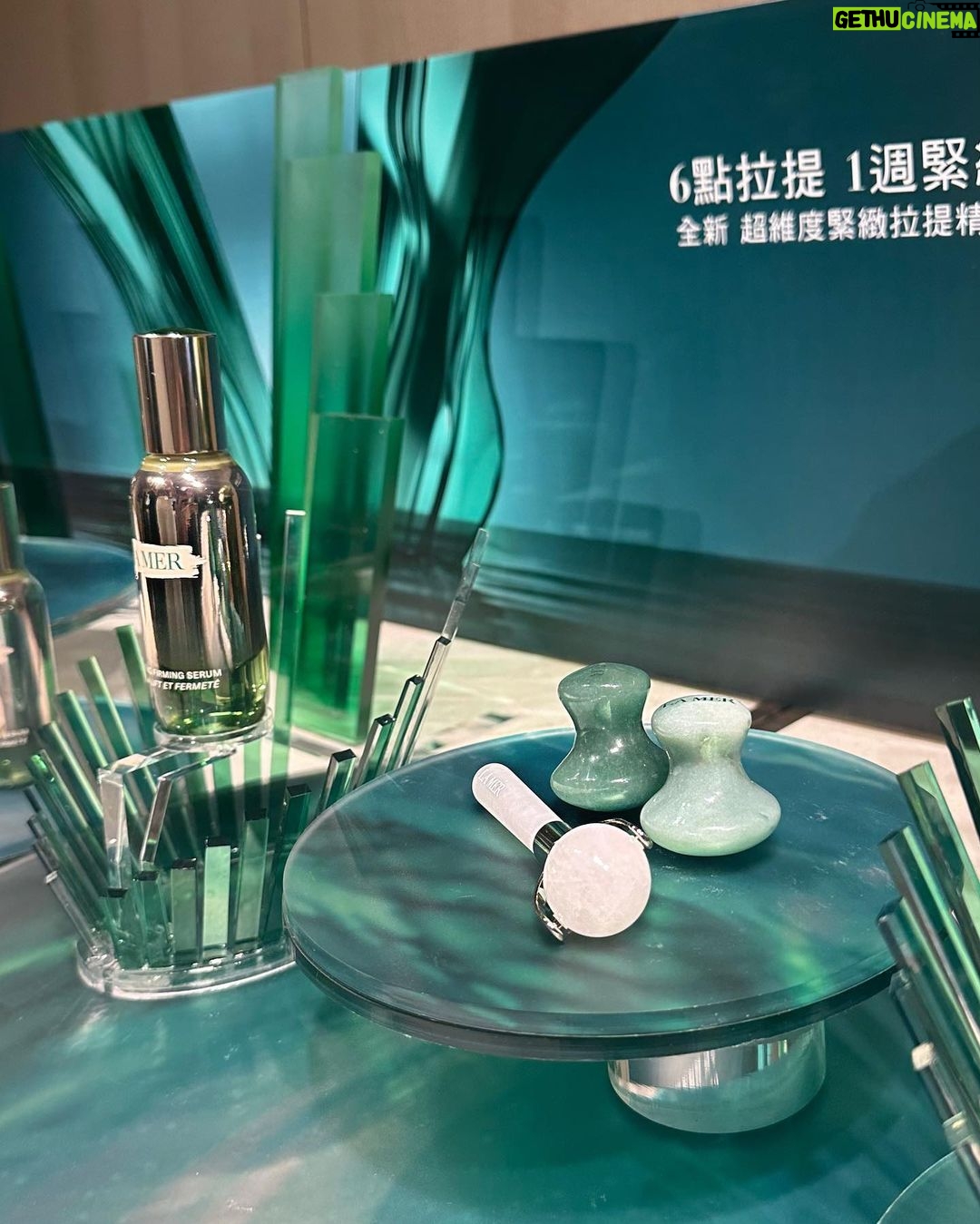 Ring Liao Instagram - 每次參加 @lamertaiwan 的活動都好興奮 除了一如既往的高質感 也總是帶給女人們最高規格的保養享受 這次推出全新產品「超維度緊緻拉提精萃」 全台只有限量1200瓶! 聽說VVIP就已經搶了1/3! 選用高活性活藻及玻尿酸的拉提發酵精華為基底 結合奇蹟活凝金萃,使活性成份更均勻分佈、完整吸收! 從底層注入飽滿水感,打造全方位精緻輪廓 運用《6維度定點拉提》使臉部回到青春V焦點✨ 當天試用的滑順感與吸收力真的很棒 很期待上臉30天後的效果 是不是連音波的錢都省了🥹 #LaMerLiftingFirmingSerum #MiracleBroth #LaMerLiftsMeUp #LaMerTaiwan #LaMer #海洋拉娜 #超維度緊緻拉提精萃 寒居酒店 Humble Boutique Hotel