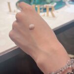 Ring Liao Instagram - 每次參加 @lamertaiwan 的活動都好興奮 除了一如既往的高質感 也總是帶給女人們最高規格的保養享受 這次推出全新產品「超維度緊緻拉提精萃」 全台只有限量1200瓶！ 聽說VVIP就已經搶了1/3！ 選用高活性活藻及玻尿酸的拉提發酵精華為基底 結合奇蹟活凝金萃,使活性成份更均勻分佈、完整吸收！ 從底層注入飽滿水感，打造全方位精緻輪廓 運用《6維度定點拉提》使臉部回到青春V焦點✨ 當天試用的滑順感與吸收力真的很棒 很期待上臉30天後的效果 是不是連音波的錢都省了🥹 #LaMerLiftingFirmingSerum #MiracleBroth #LaMerLiftsMeUp #LaMerTaiwan #LaMer #海洋拉娜 #超維度緊緻拉提精萃 寒居酒店 Humble Boutique Hotel
